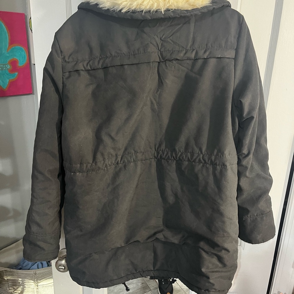 Woman’s jacket. Asking $10 smoke free home. In great condition. Only worn once